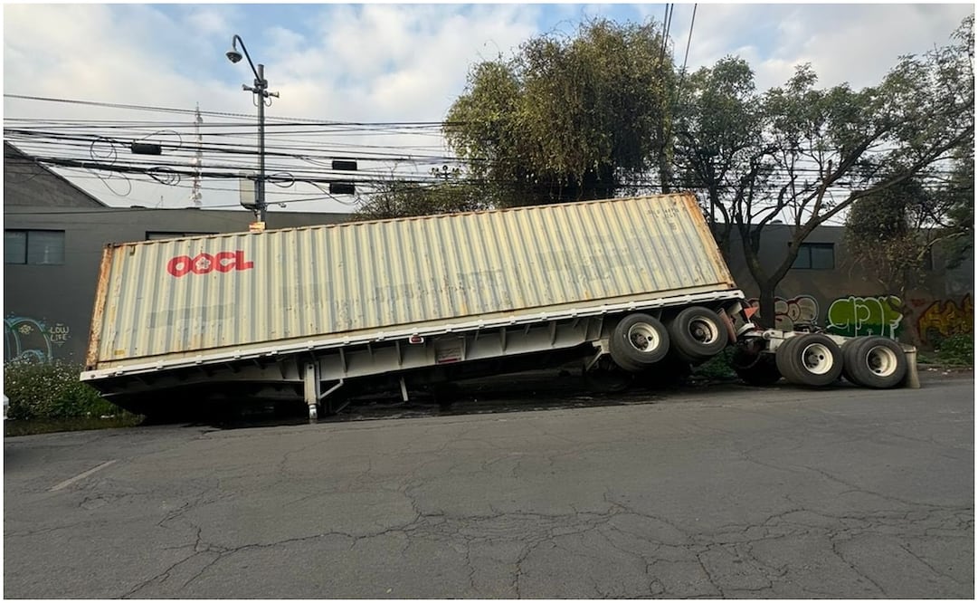 Tráiler cae en socavón. Foto: @LisetGlezG