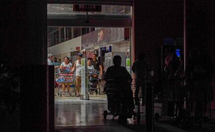 Reportan apagón masivo en la Península de Yucatán; CFE asegura que ya trabaja para restablecer el servicio