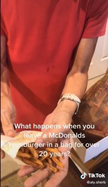 Guardó una hamburguesa por más de 20 años y su descubrimiento se hizo viral 