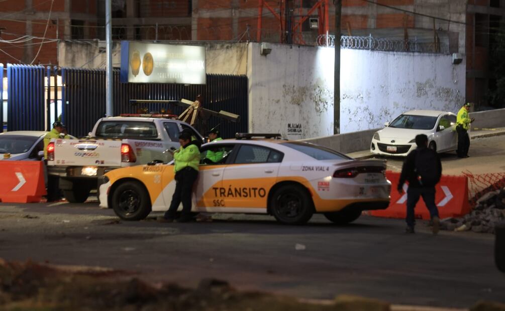 Vuelca pipa de gasolina en Coyoacán; cierre vial genera fuerte caos en Calzada de Tlalpan. Foto: Francisco Rodríguez