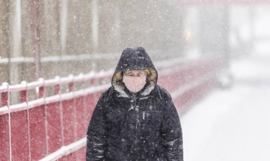 Tormenta invernal cubre de nieve el noreste de EU; retrasa vacunación de Covid