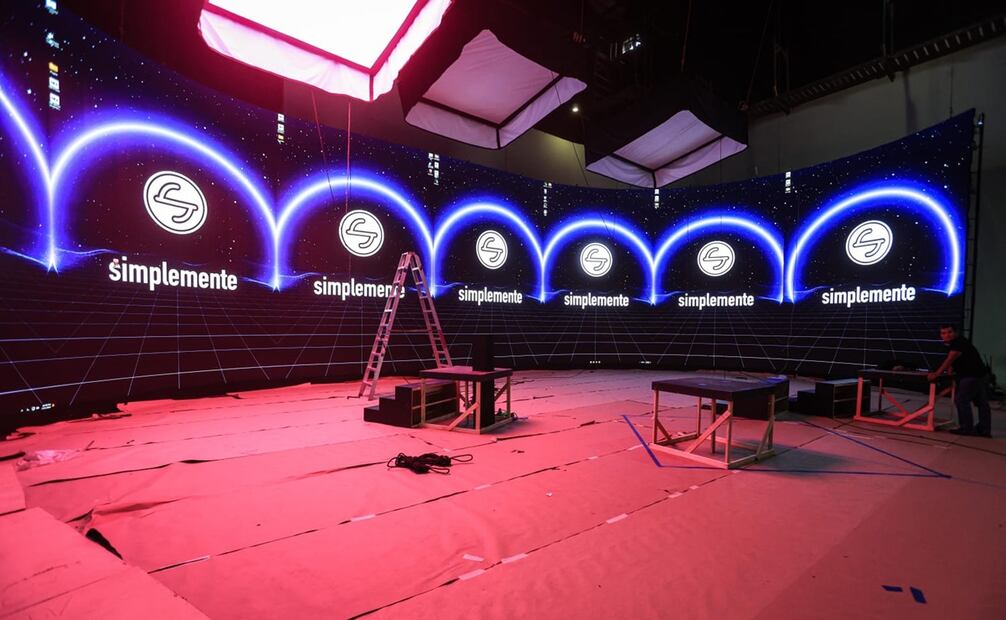 Preparación del set para el segundo debate presidencial. Foto: Gabriel Pano / EL UNIVERSAL