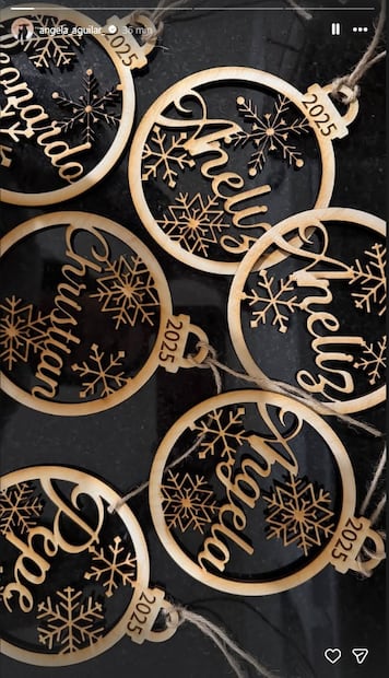 Esferas navideñas de Ángela Aguilar.