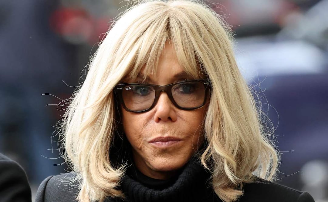 La esposa del presidente francés, Brigitte Macron, llega antes de la ceremonia celebrada frente al bar "La Belle Equipe", el jueves 13 de noviembre de 2025 en París, como parte de las ceremonias conmemorativas del décimo aniversario de los atentados terroristas. Foto: AP