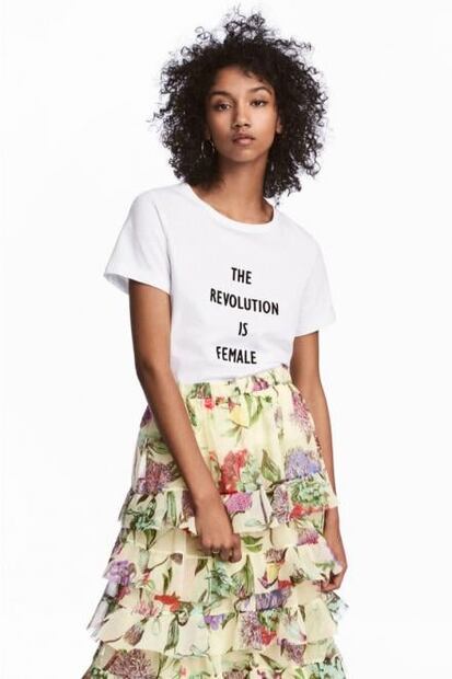Camisetas con leyendas feministas de bajo costo
