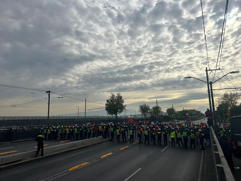 CDMX, 01 Diciembre 2023.- Trabajadores del colegio de Bachilleres pertenecientes al sindicato, se encuentran frente a la terminal 1 del AICM, pretendían avanzar hacia el Bulevar Puerto Aereo pero fueron contenidos por granaderos.
Foto y Video: Ivan Montaño/ @HalconOnce.