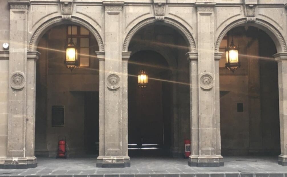 Mitin de padres de los 43 en el Zócalo y pintas y golpes en avenida Juárez; sigue aquí la marcha minuto a minuto