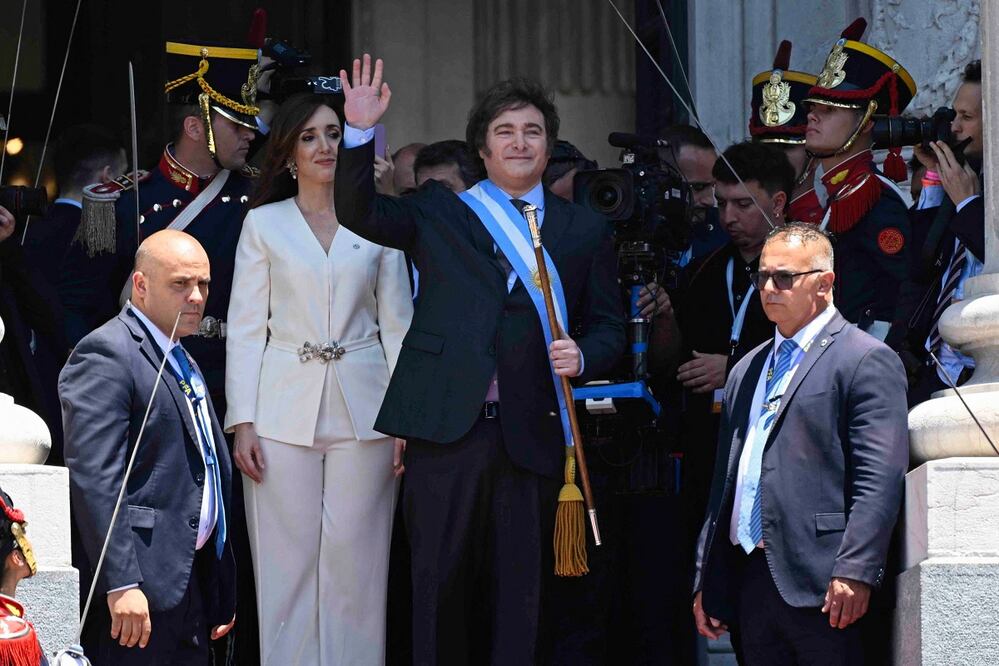 El presidente de Argentina, Javier Milei, al salir de la Asamblea Legislativa donde juró el cargo. FOTO: LUIS ROBAYO. AFP