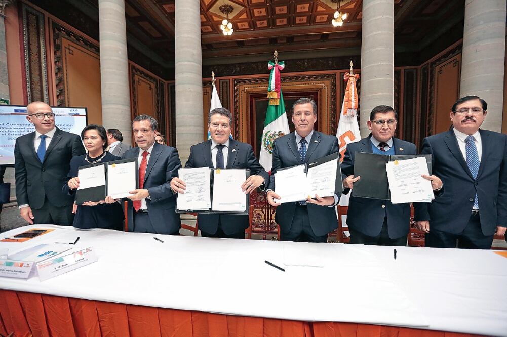 El gobernador del estado y el representante del SNTE firmaron como testigos de honor un convenio contra el rezago educativo en Guanajuato (ESPECIAL)
