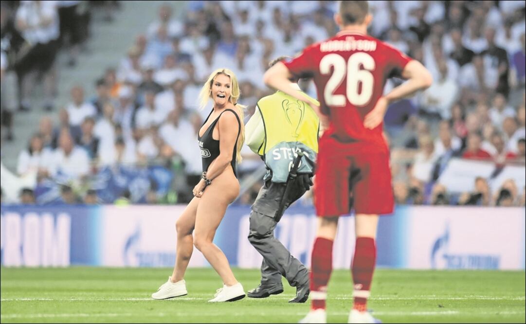 La modelo Kinsey Wolanski otra vez irrumpió en el entorno futbolístico. Foto: Reuters