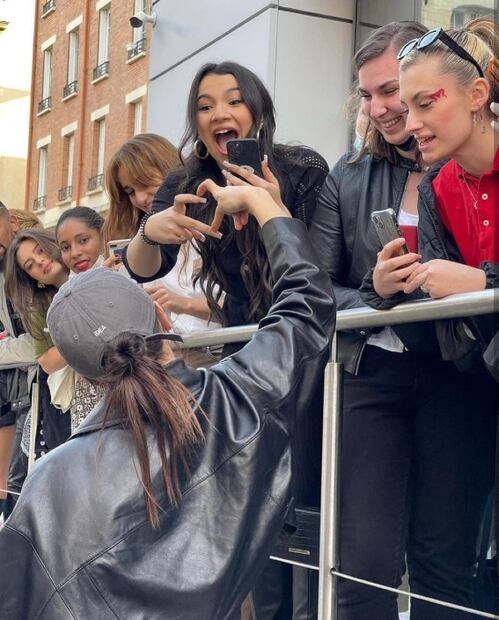 Rosalía impone tendencia al llevar chongo con gorra