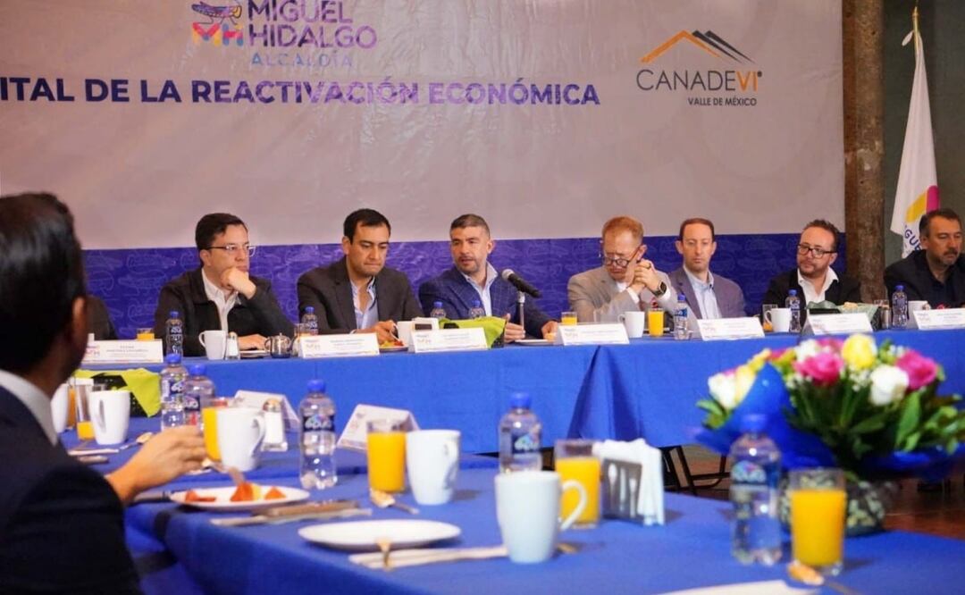 Mauricio Tabe con integrantes de la Cámara Nacional de la Industria de Desarrollo y Promoción de Vivienda (Canadevi). Foto: Especial