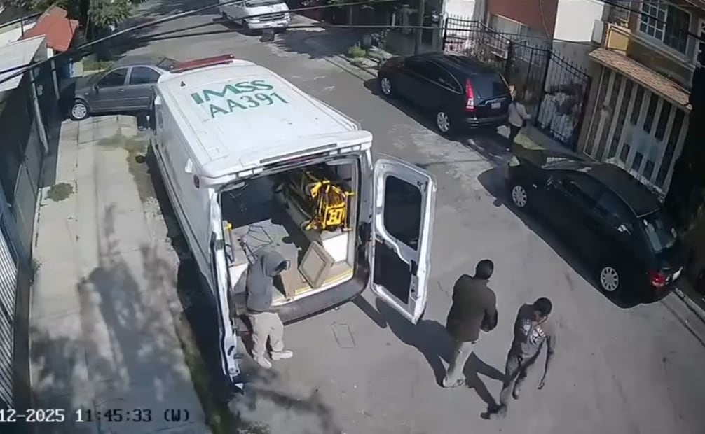 Ambulancia del IMSS usada para transportar azulejos.
Foto: Especial.