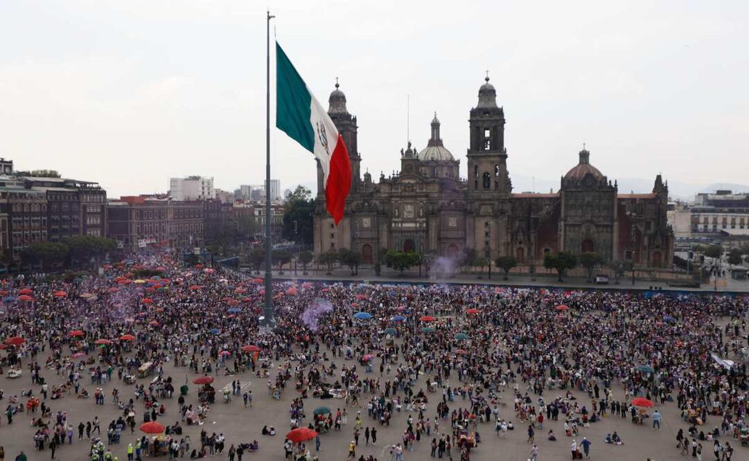 Aspectos del Zócalo de la Ciudad de México durante la marcha por el Día Internacional de la Mujer este domingo 8 de Marzo de 2026. Foto: Diego Simón Sánchez/ EL UNIVERSAL
