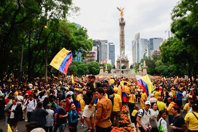 FOTOS Aficionados de Colombia se congregan en el Ángel de la Independencia; SSC CDMX implementa operativo vial