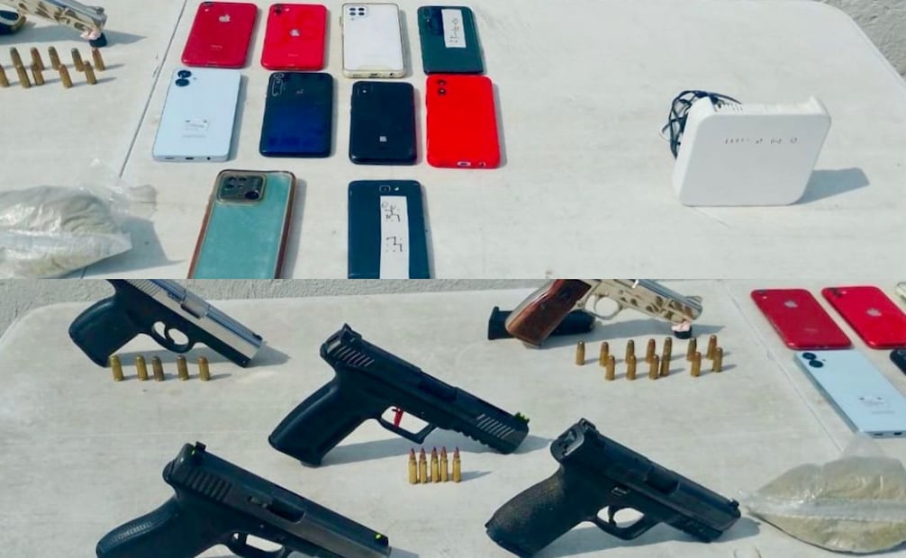 Todas las armas y objetos localizados, fueron turnados a las autoridades judiciales para que investiguen el origen.
Foto: Especial.