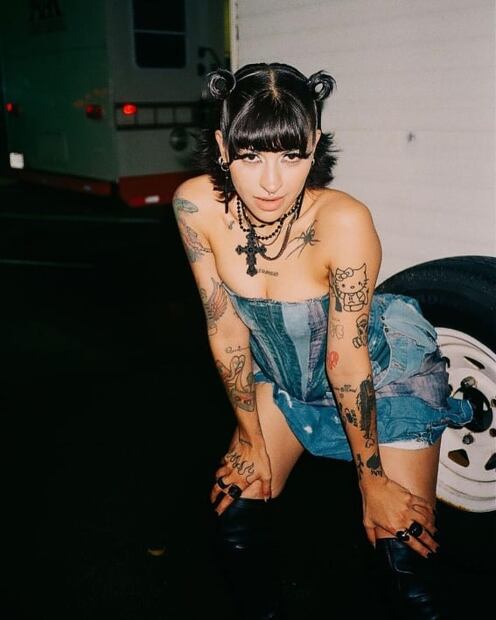 Cazzu confirma por qué es una de las mujeres más hermosas con coqueto look