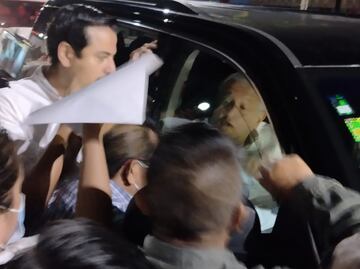AMLO ingresa a cuartel militar tras más de dos horas de bloqueo de la CNTE
