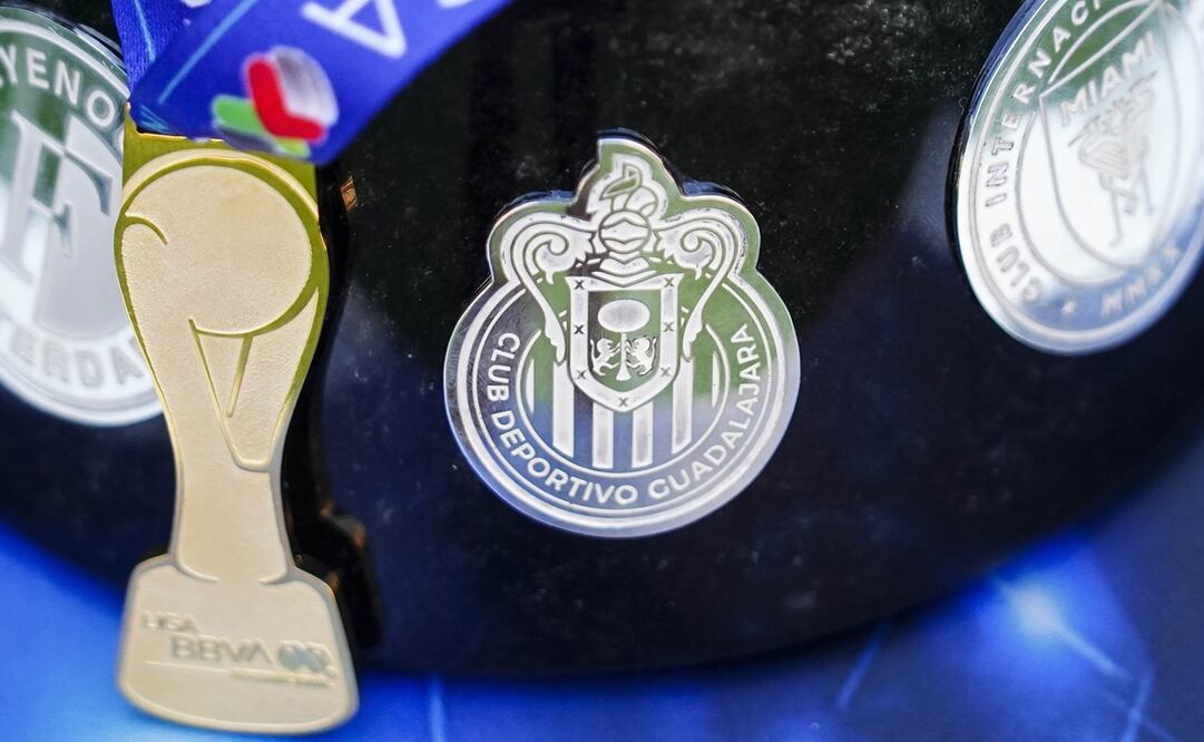 Escudo de las Chivas en un trofeo de la Liga MX - FOTO: Imago7