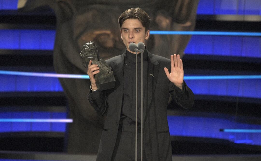 El actor Matías Recalt recibe el Goya por mejor actor revelación por "La sociedad de la nieve" durante la 38va entrega de los galardones en Valladolid, España. Foto: José Oliva/Europa Press vía AP.