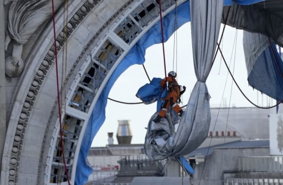 Desenvuelven la obra de Christo y Jeanne Claude en el Arco de Triunfo