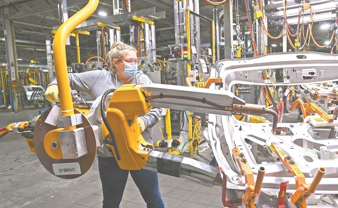 Datos de la industria automotriz muestran que en la región del T-MEC la producción cayó 20%. Foto: Nathan Denette. AP