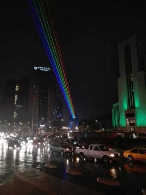Iluminan con arcoiris la CDMX