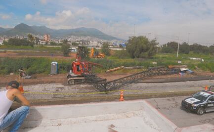 Cae pluma de grúa y aplasta a cinco trabajadores