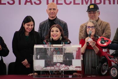 Clara Brugada entrega juguetes y cobijas en la GAM; anuncia que para 2030 habrá 8 líneas de Cablebús