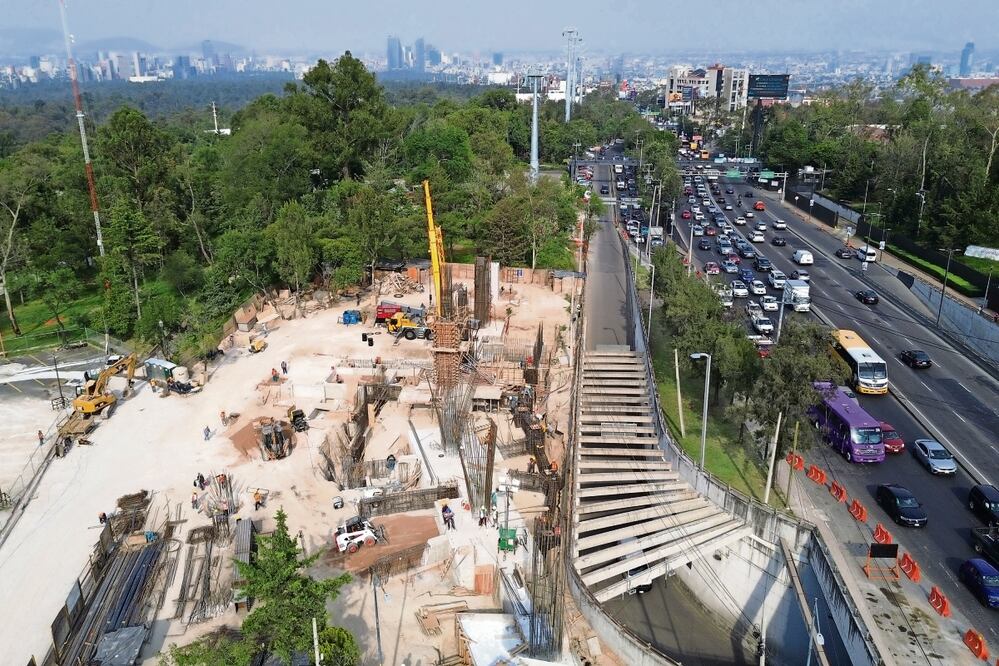 La tercera línea del Cablebús irá de Los Pinos a Vasco de Quiroga y conectará las cuatro secciones del Bosque de Chapultepec. Se prevé que la obra civil se concluya en diciembre próximo. Foto: Diego Prado | El Universal