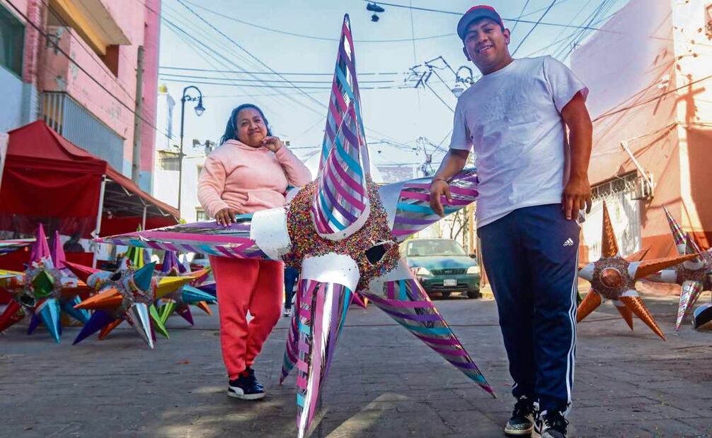 La familia Estrella tiene 13 años dedicándose a hacer piñatas ya sea para algún cumpleaños, posadas u ocasión especial. Foto: Axel Sánchez/ EL UNIVERSAL
