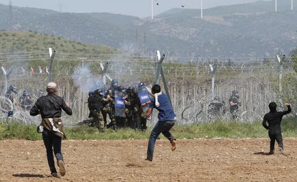 Chocan migrantes y policía en Macedonia