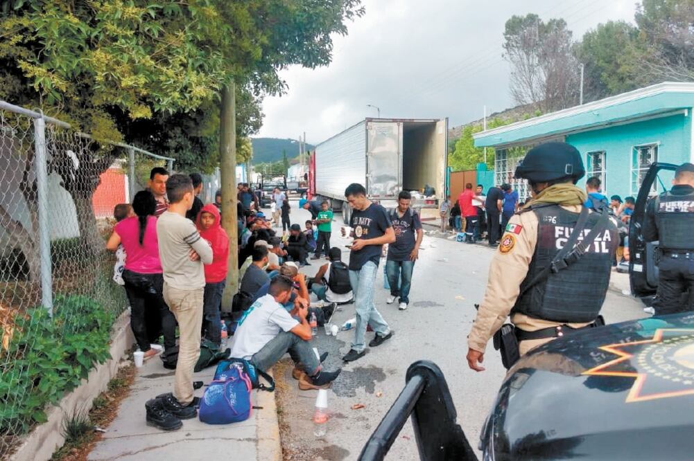 Elementos de diferentes corporaciones llegaron al municipio de Aramberri para resguardar a los indocumentados, en esperan de personal del INM. (CORTESÍA)