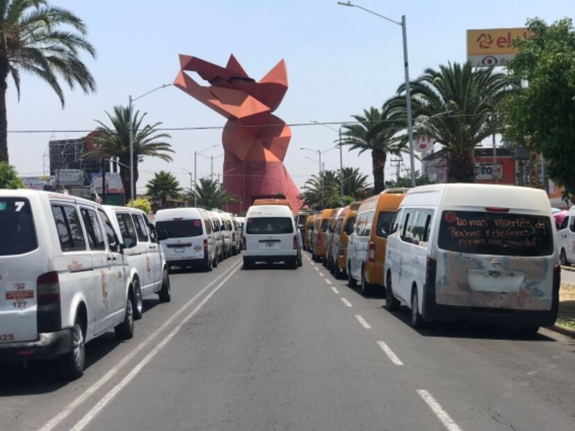 Choferes de transporte público bloquean por más de 4 horas calles de Neza; exigen seguridad