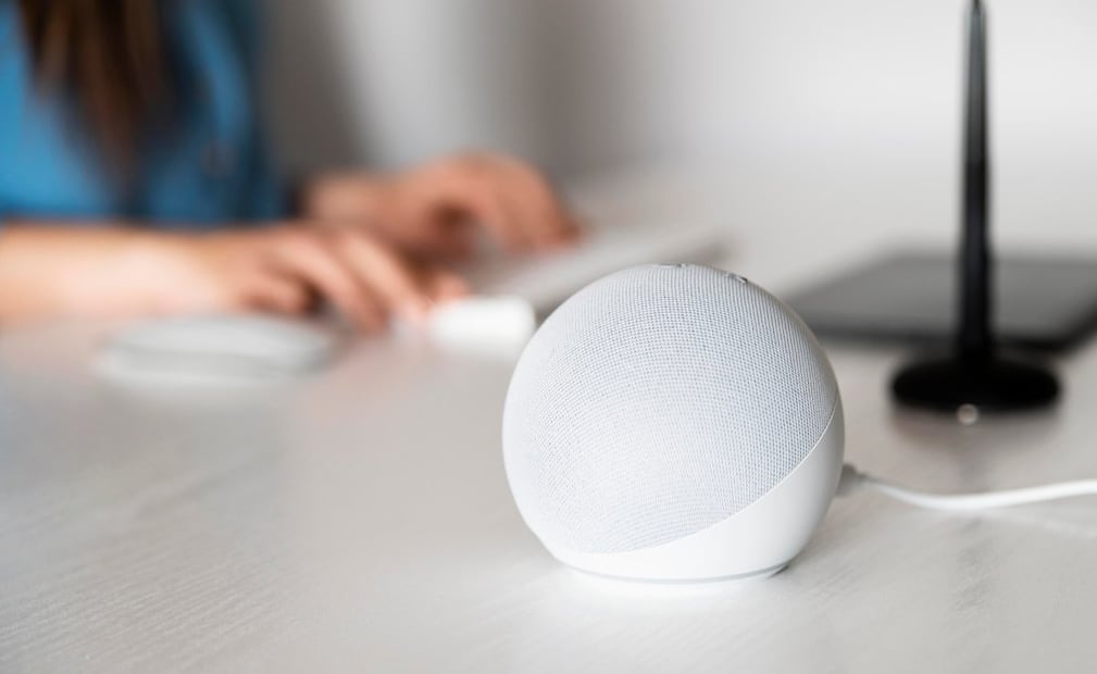 Cómo mejorar el sonido de tu Amazon Echo Dot. Imagen: Magnific