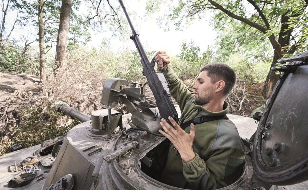 Un artillero ucraniano, en un obús autopropulsado en la región de Mykolaiv el 19 de septiembre pasado