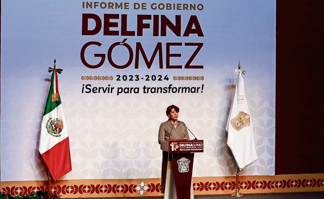 La gobernadora del Estado de México, Delfina Gómez Álvarez, entregó ayer por escrito su Primer Informe de Gobierno en el Congreso mexiquense; luego se trasladó al Teatro Morelos en Toluca, donde dio un mensaje. Foto: Alejandro Vargas / EL UNIVERSAL