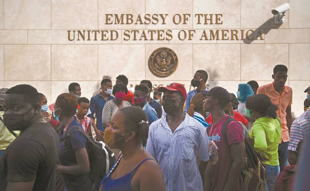 Cientos de haitianos se congregaron ayer frente a la embajada de EU en ese país, con la esperanza de que les concedan un visado para salir de la isla. Foto: Joseph Odelyn/ P-