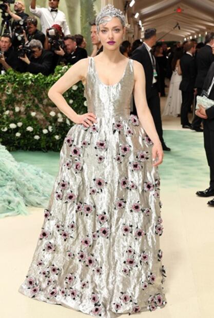 Amanda Seyfried sorprendió al aparecer vestida completamente de plateado. Foto:AFP