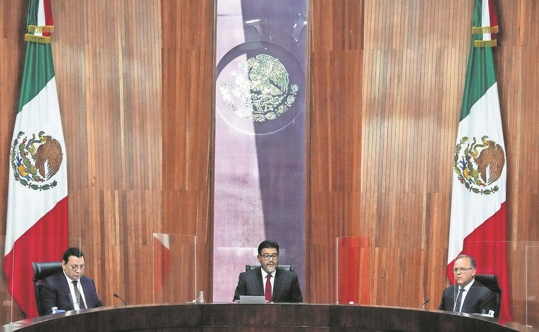 Reyes Rodríguez, magistrado presidente del Tribunal Electoral de Poder Judicial de la Federación (centro), encabezó la sesión solemne con motivo de la conclusión del proceso de revocación de mandato. Foto: Galo Cañas/ CUARTOSCURO.