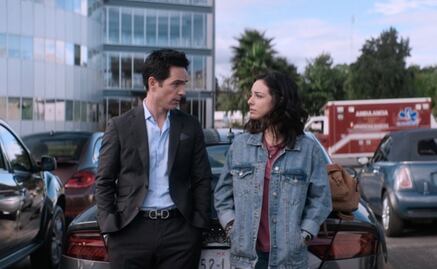 Mauricio Ochmann goza su paternidad en cine