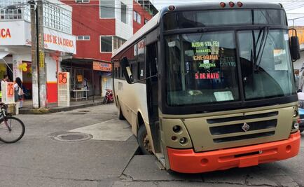 Cae camión en socavón en Tuxtepec