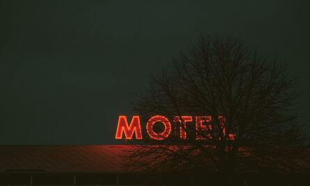 Influencer lanza fuerte advertencia sobre moteles que graban lo que hacen sus clientes