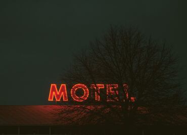 Influencer lanza fuerte advertencia sobre moteles que graban lo que hacen sus clientes