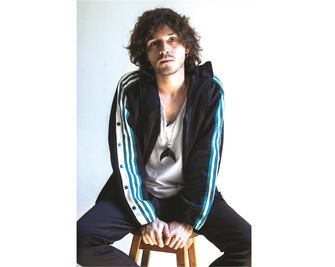 Iván Aragón, violento en la ficción, solidario en la realidad