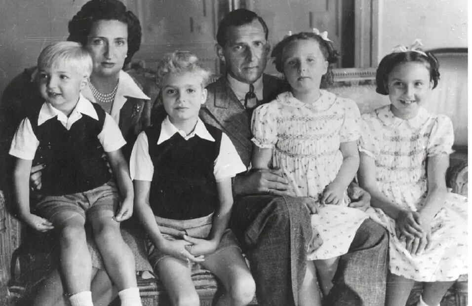 Don Juan, María de las Mercedes y sus cuatro hijos: Alfonso, Juan Carlos, Pilar y Margarita. FOTO: ESPECIAL