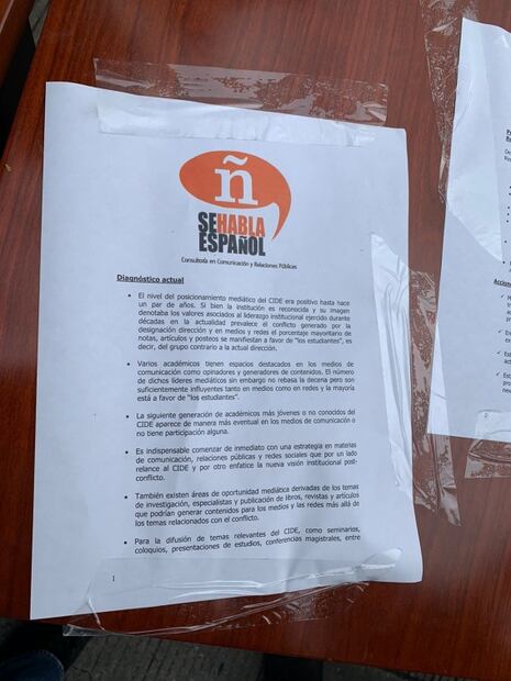 Los planes y cotizaciones que encontraron los estudiantes en el escritorio del director del CIDE