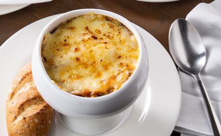 ¿Cena romántica? Prepara sopa de cebolla 