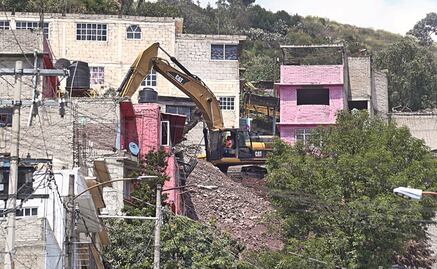 Derriban las primeras casas en zona del cerro del Chiquihuite