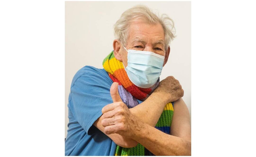 Ian McKellen segundos después de recibir la vacuna contra el coronavirus. Foto: Twitter @NHSEngland